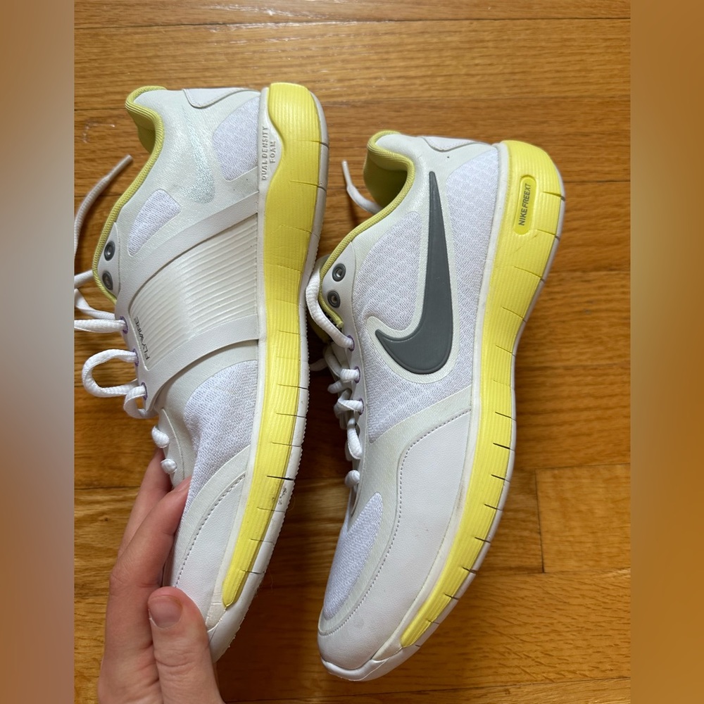 Women’s Nike tennis shoes
